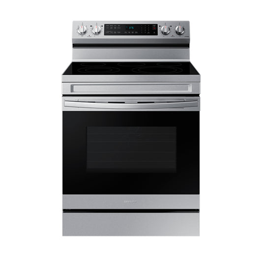 Cocina Samsung plateada frontal con horno y estufa de inducción