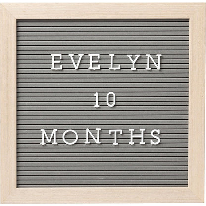 tablero gris con letras blancas, mes 10 de Evelyn