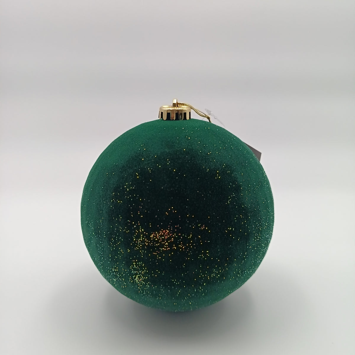 Felpa verde esférica decorativa, brillo sutil, adorno navideño elegante