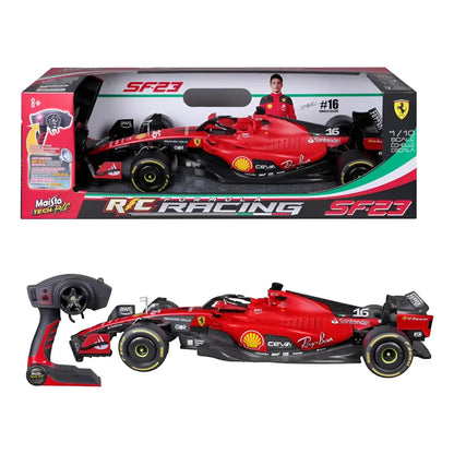 Ferrari SF23 rojo, coche de control remoto, vista lateral y contexto de juego