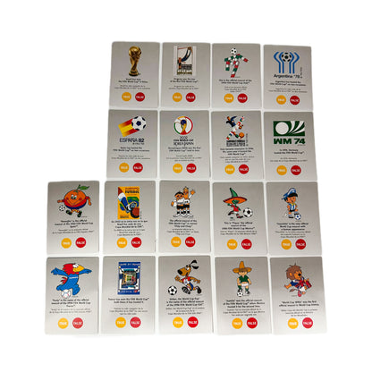 Juego de mesa con cartas ilustradas de fútbol y personajes deportivos, vista frontal
