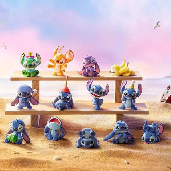 figura coleccionable de personajes coloridos en una estantería, playa de fondo