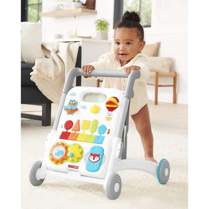 Andador para bebés SKIP*HOP, color blanco con actividades educativas, en sala de estar