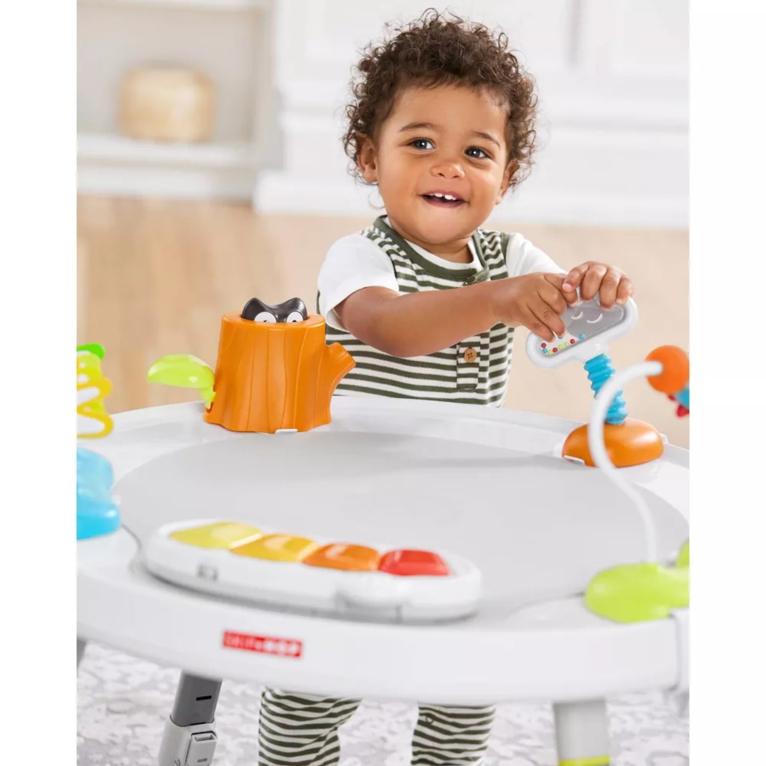 Baby station SKIP*HOP, multicolor, frontal con niño feliz jugando