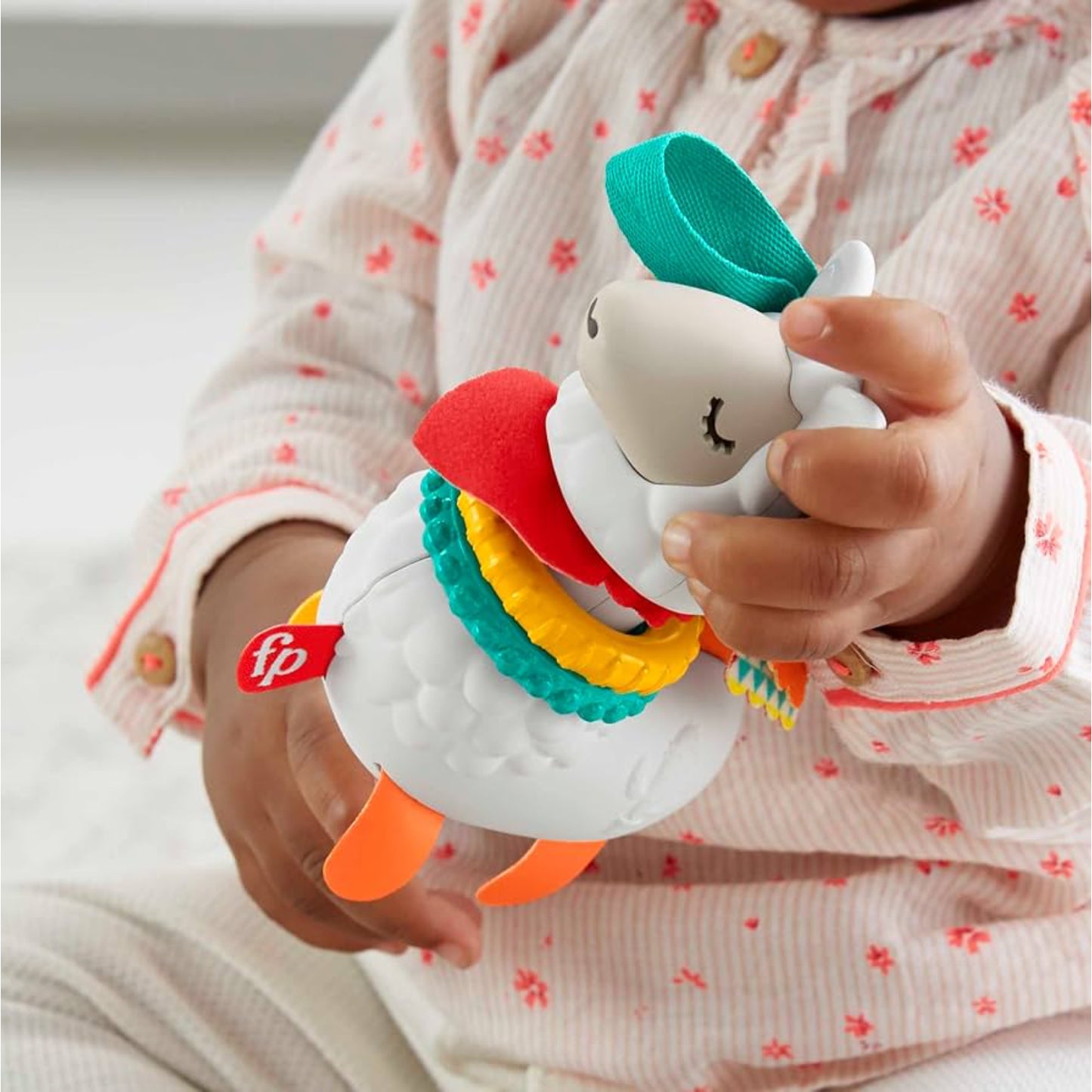 Oveja de juguete MATTEL en mano de niño, color blanco con accesorios coloridos