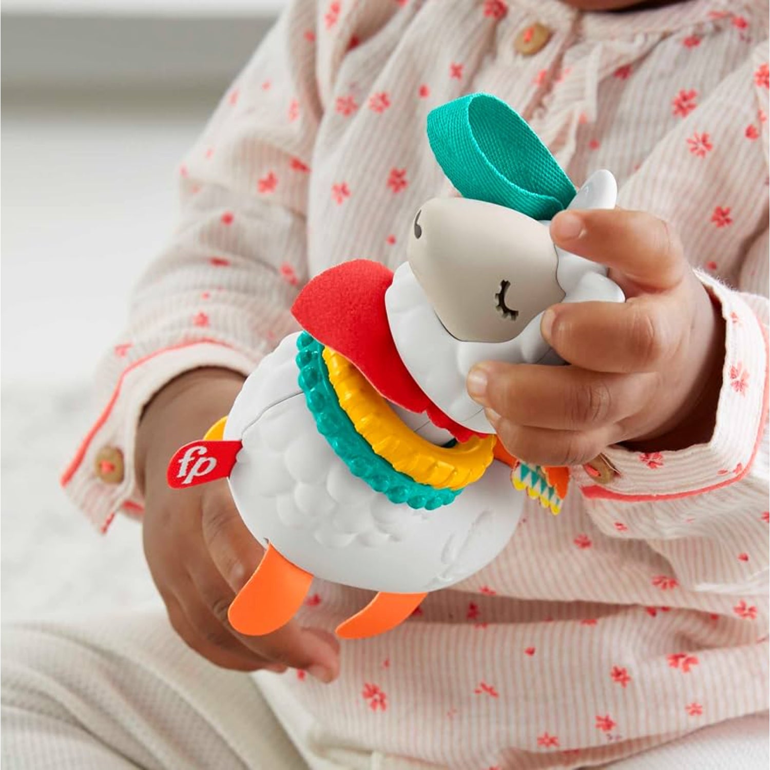 Oveja de juguete MATTEL en mano de niño, color blanco con accesorios coloridos