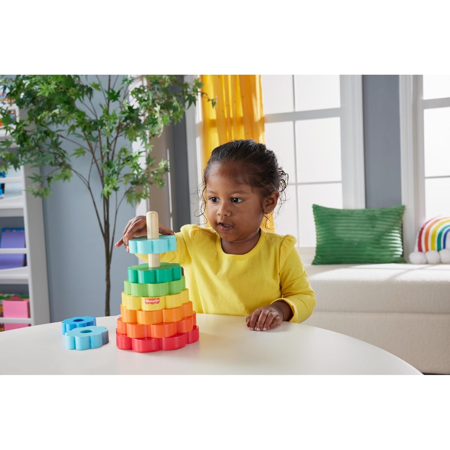 Juego de bloque apilable colorido, niño construyendo en la mesa