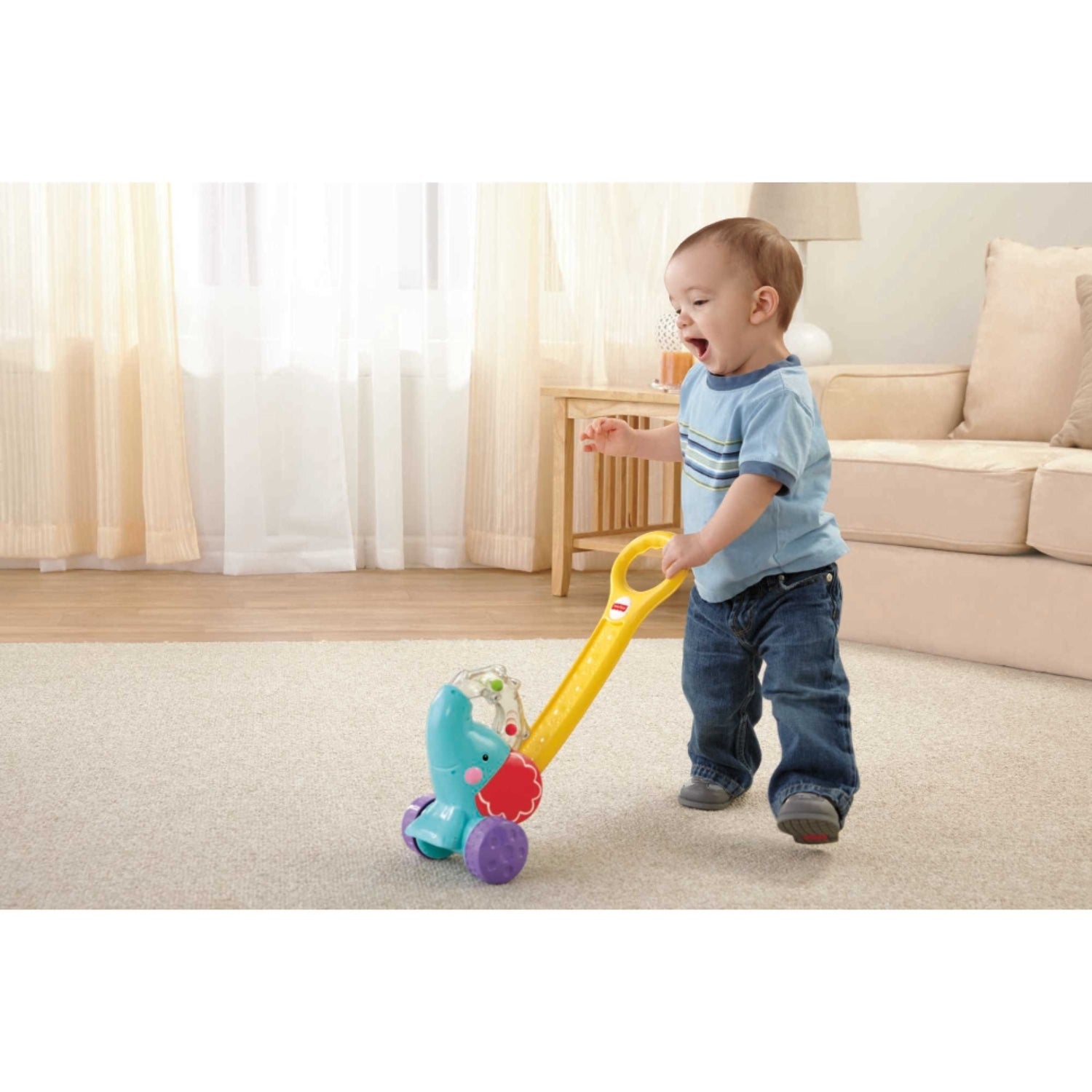 Carrito de paseo azul MATTEL, niño feliz, sala de estar iluminada