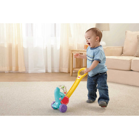 Carrito de paseo azul MATTEL, niño feliz, sala de estar iluminada