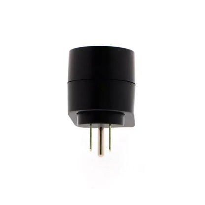 Protector de voltaje para electrodomésticos FORZA modelo LL05 en color negro compacto y enchufe de tres patas