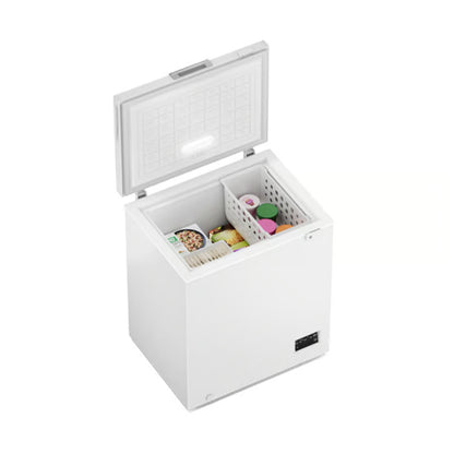 Congelador Frigidaire blanco con tapa abierta y alimentos organizados en cestas