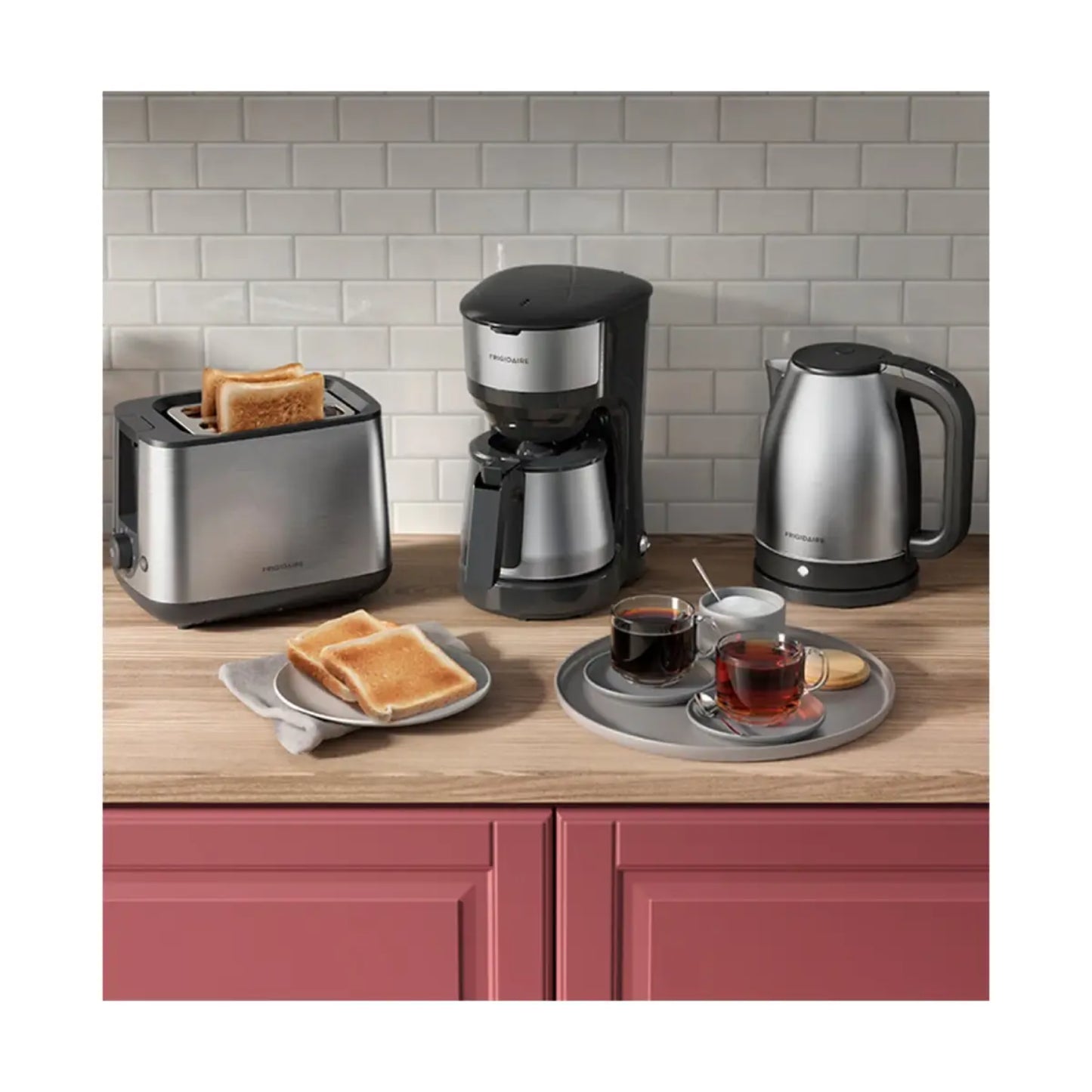 cafetera Frigidaire 1.2 litros acero inoxidable en cocina con tostadora y hervidor