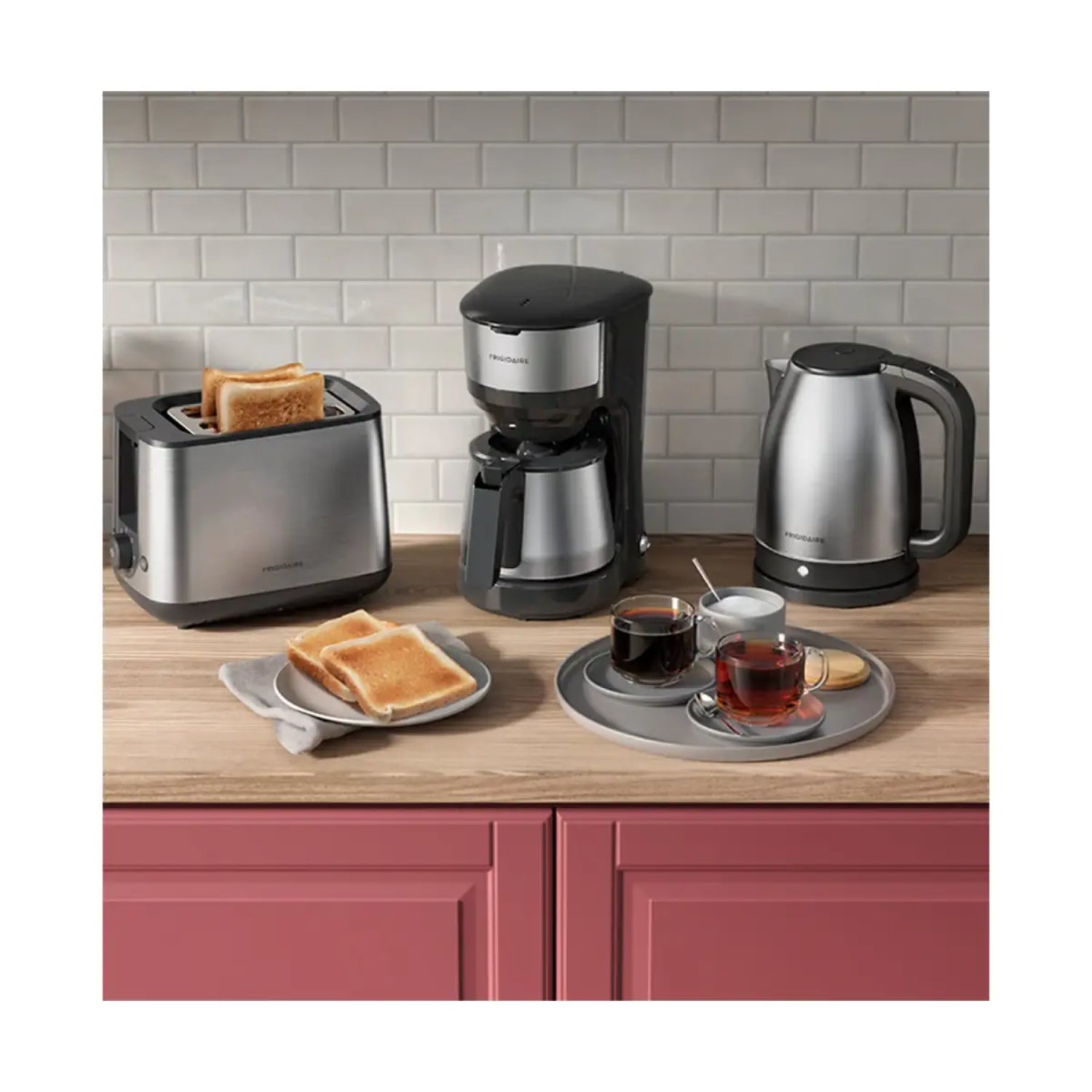 cafetera Frigidaire 1.2 litros acero inoxidable en cocina con tostadora y hervidor