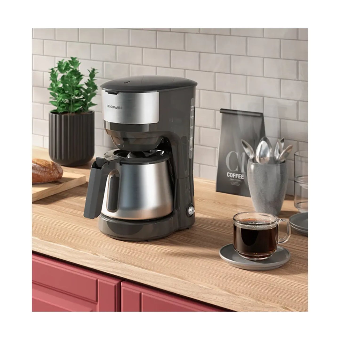 Cafetera Frigidaire 1.2 litros acero inoxidable en cocina moderna con café recién preparado