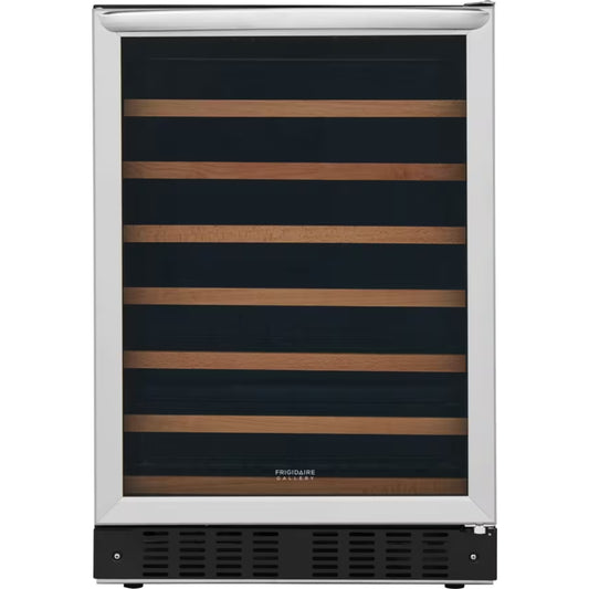 cava Frigidaire con acabados de acero inoxidable y estantes de madera
