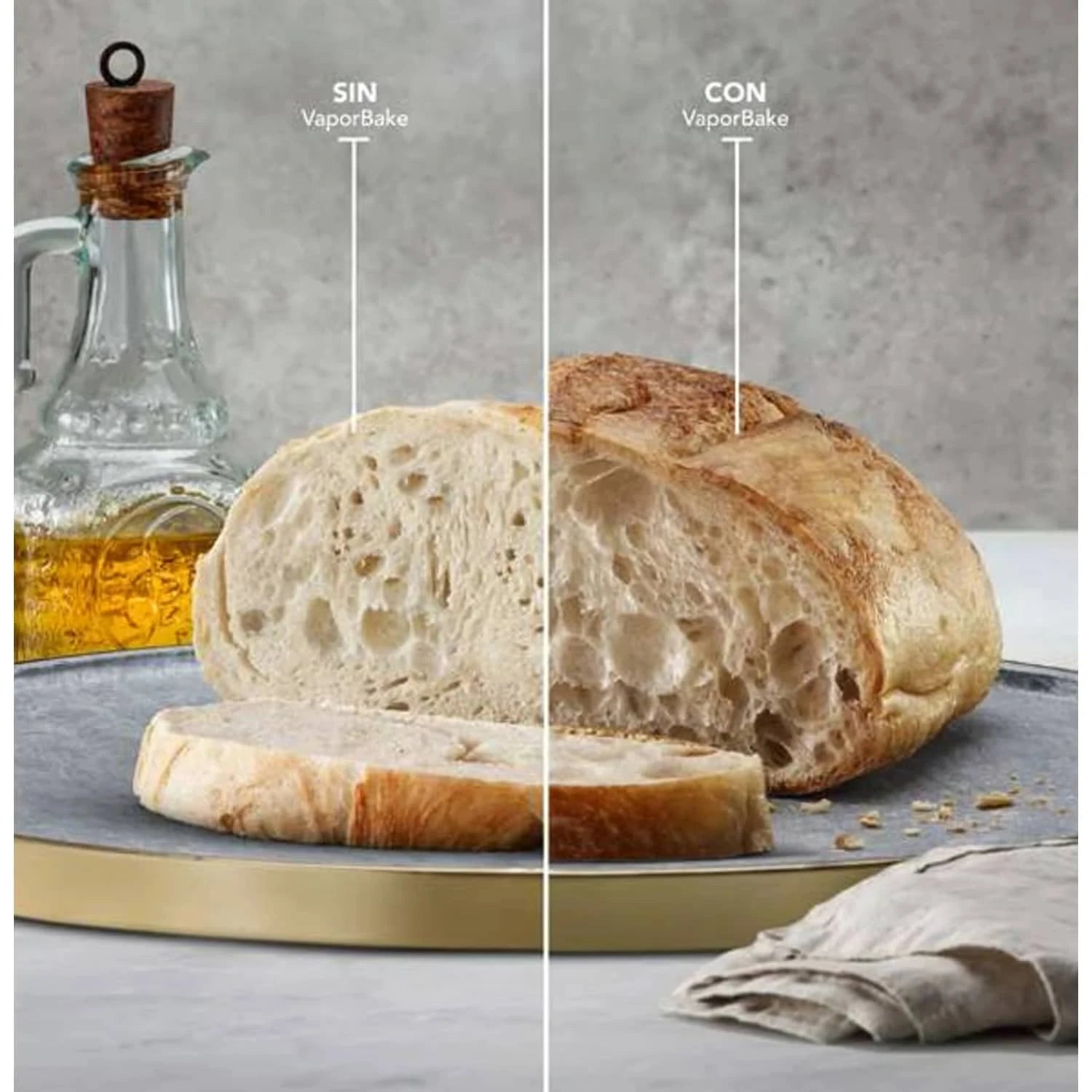 Pan recién horneado al lado de una estufa a gas Frigidaire 30 pulgadas con VaporBake para una mejor cocción