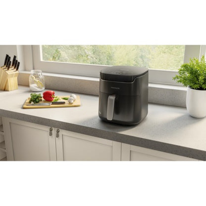 freidora de aire negra FAF45 en la encimera de cocina con vegetales frescos