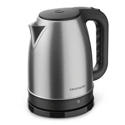 Hervidor de agua de acero inoxidable Frigidiaire, vista lateral en cocina moderna