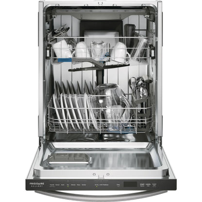 lavavajillas empotrable Frigidaire en acero inoxidable con vajilla organizada