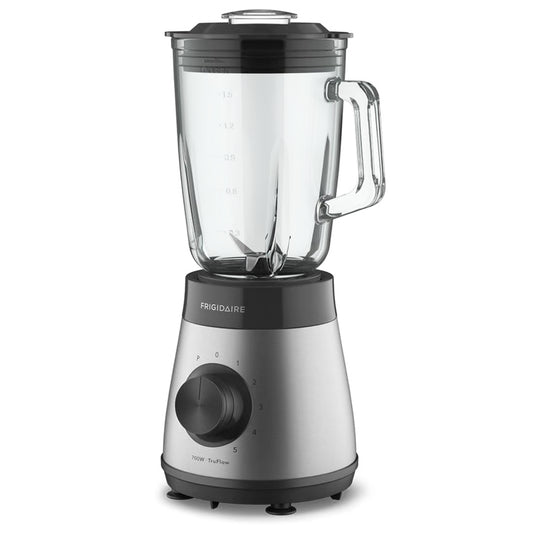 Licuadora Frigidaire 700W, acero inoxidable, vista frontal en cocina moderna