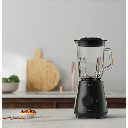 Licuadora negra 1.5 litros Frigidaire en cocina moderna con ingredientes saludables