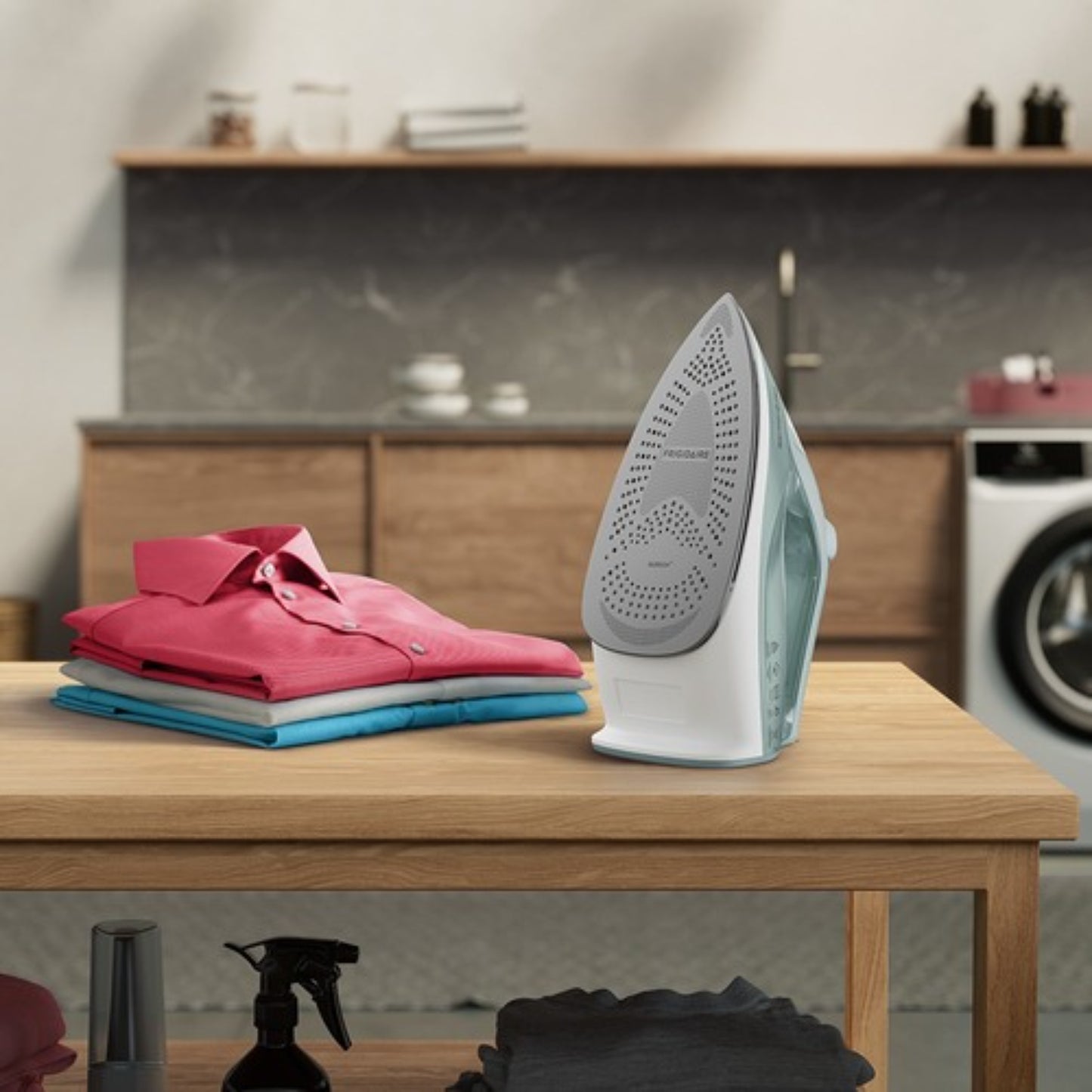 Plancha a vapor 1200W blanca, vista lateral con camisas dobladas en la mesa