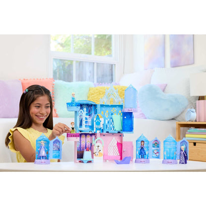 Juguete Frozen con castillo de Elsa y Anna, niña jugando en la sala de estar