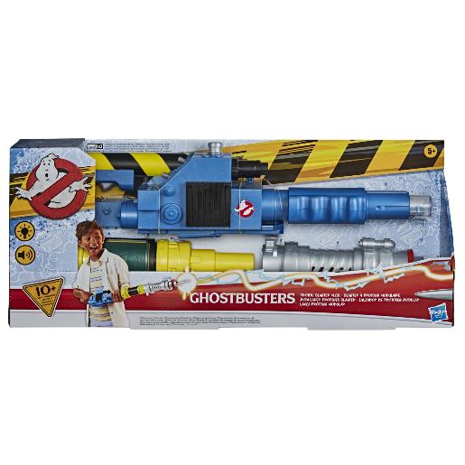 Juguete Ghostbusters, pistola azul y amarilla, frente a niño feliz