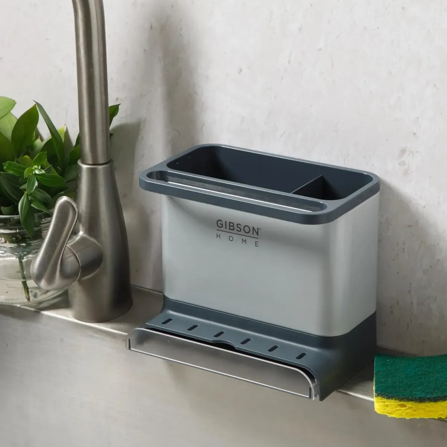 Lavamanos gris de Gibson Home, vista lateral en cocina con espacio para utensilios.