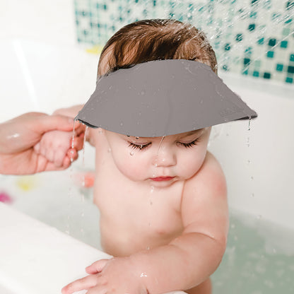Gorro gris para baño, bebé bajo la ducha, protección de ojos