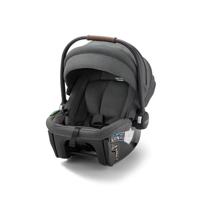 Silla de auto GRACO gris oscuro, vista frontal, diseño seguro y cómodo para bebés