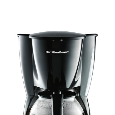 cafetera eléctrica negra Hamilton Beach vista frontal en cocina