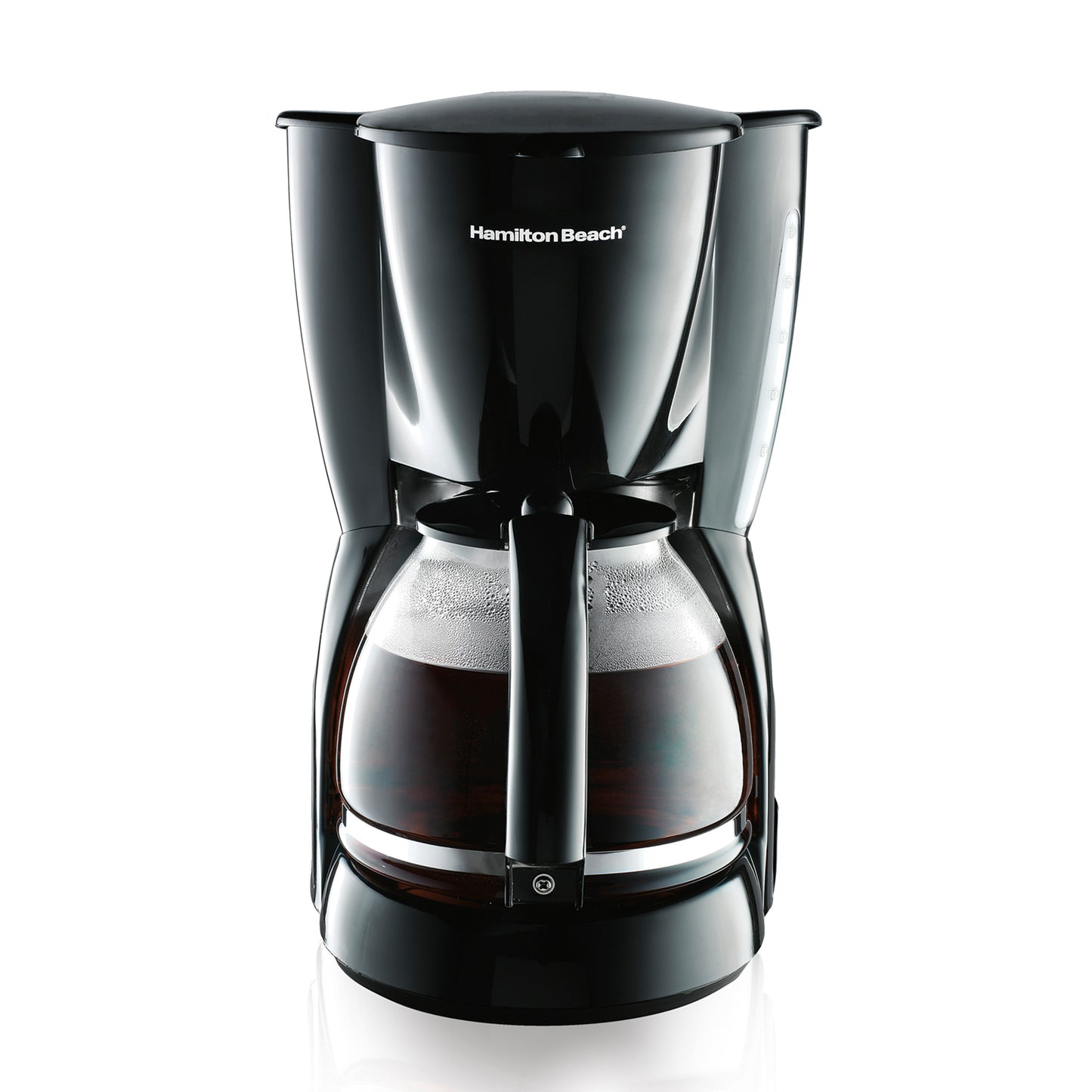 Cafetera eléctrica negra frontal, cocina con jarra de vidrio