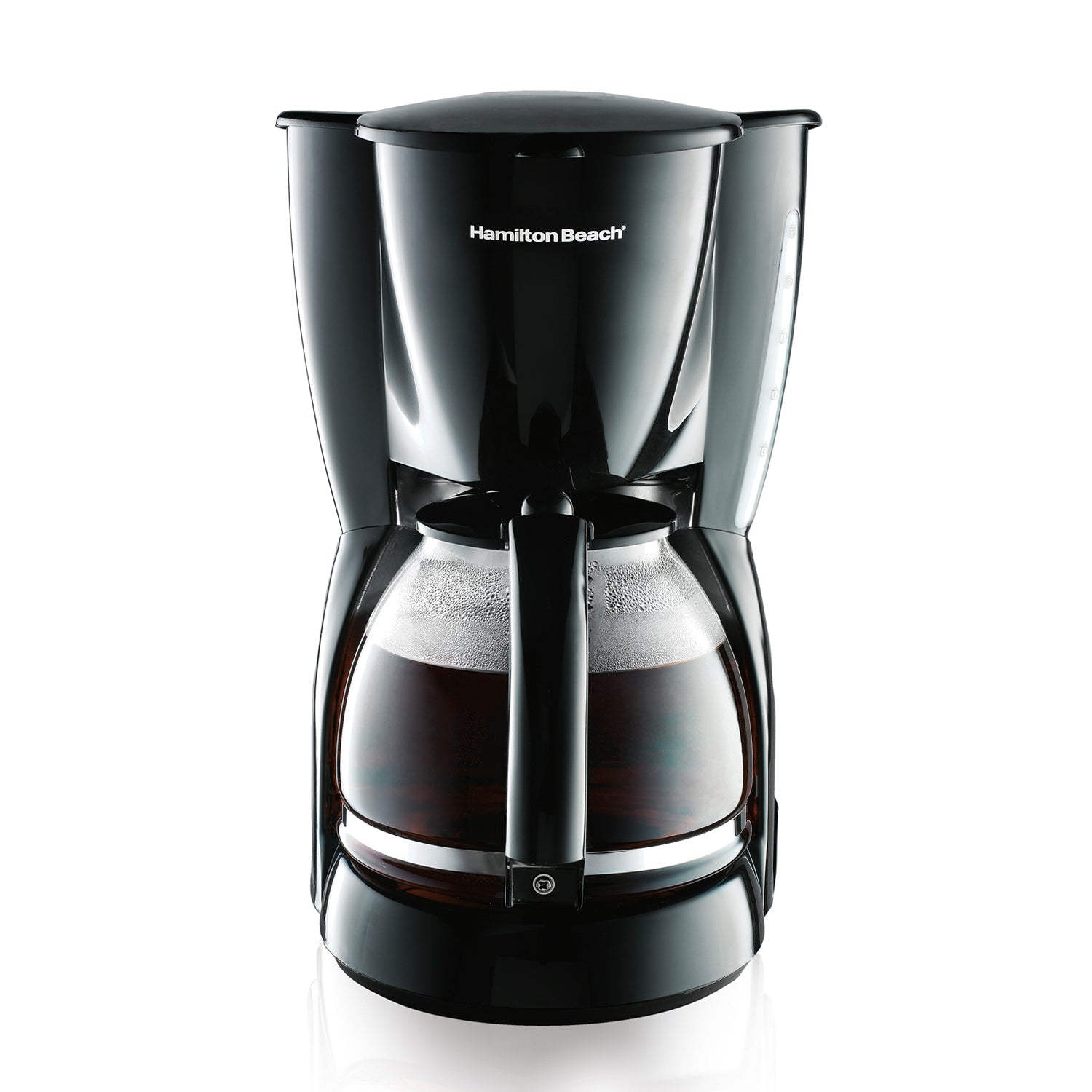 Cafetera eléctrica negra frontal, cocina con jarra de vidrio