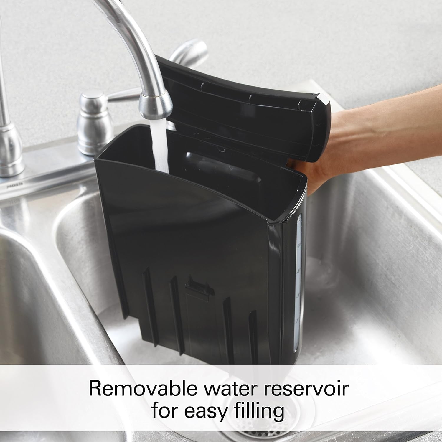 Depósito de agua extraíble para fácil llenado en estación de café 12 tazas de HAMILTON BEACH