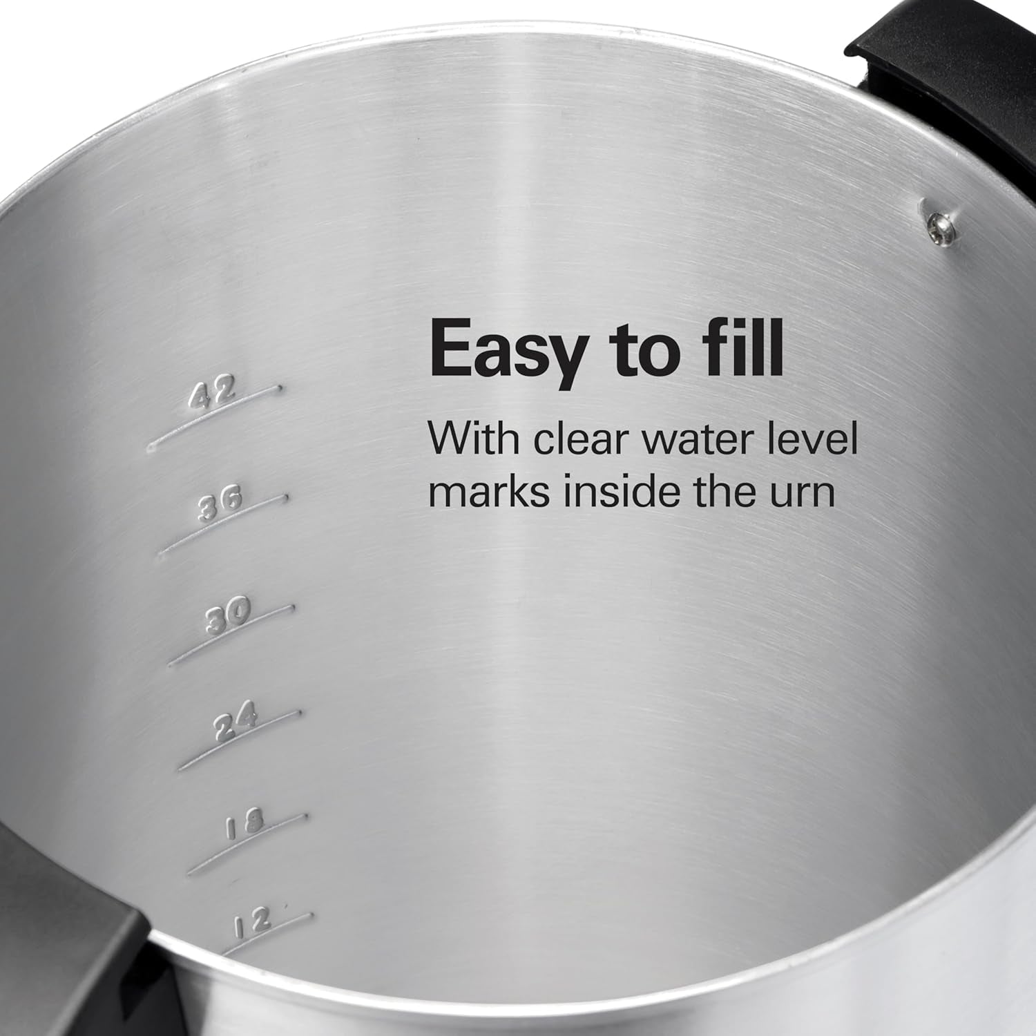Interior de percoladora 45 tazas con marcas claras de nivel de agua para facilitar el relleno