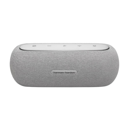 Parlante gris Harman Kardon, vista frontal sobre mesa