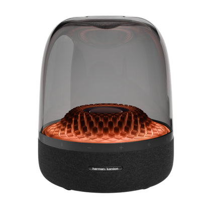 Parlante HARMAN KARDON negro y naranja, vista frontal en ambiente moderno