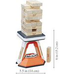 Juego Jenga apilado en soporte con bloques de madera en color natural