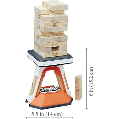 Juego Jenga apilado en soporte con bloques de madera en color natural