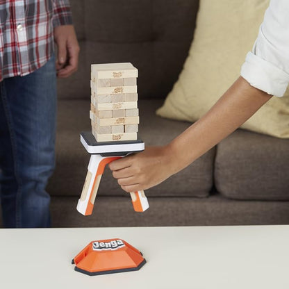Juego Jenga de Hasbro, bloques de madera en movimiento, vista de una mano jugando