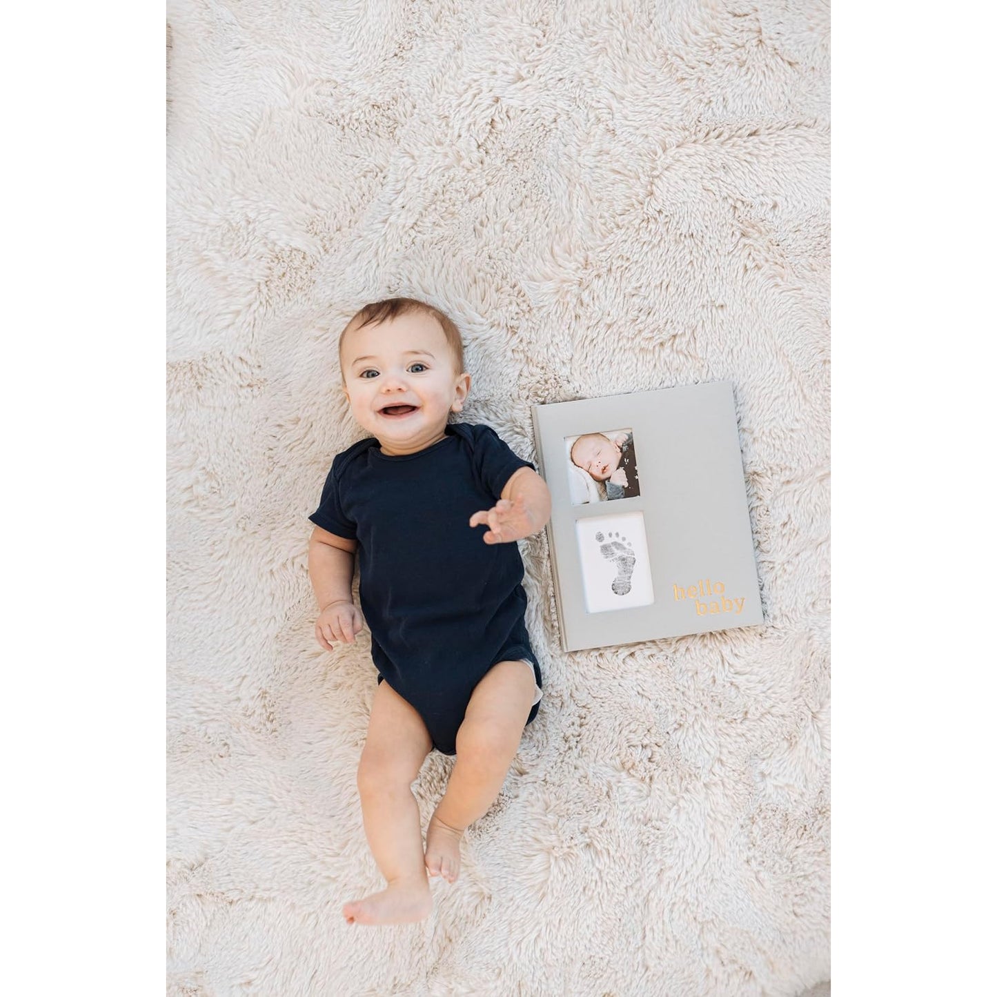 Bodysuit negro de bebé, niño sonriente con álbum Hello Baby