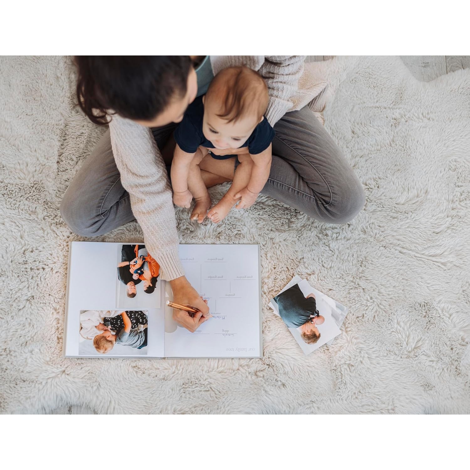álbum de fotos de bebés blanco, madre sosteniendo a bebé, sentado en alfombra