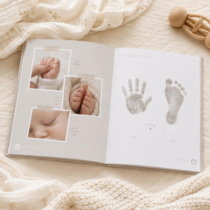 Libro para huellas de bebé de Pearhead, páginas con manos y pies, vista interior