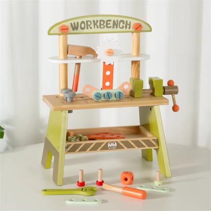 Banco de trabajo de madera con herramientas coloridas, ideal para niños en desarrollo