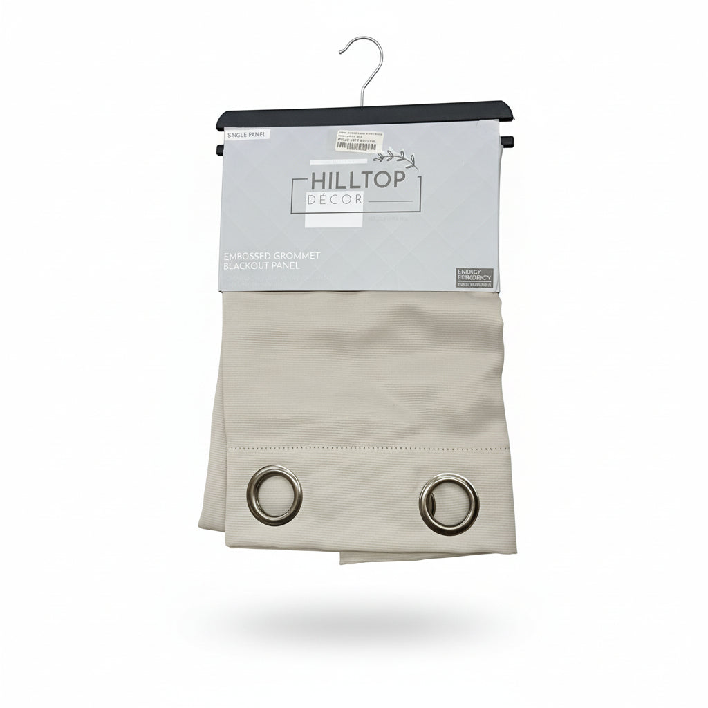 Cortina beige con ojales, vista frontal, ideal para habitaciones oscuras