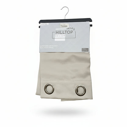 Cortina beige con ojales, vista frontal, ideal para habitaciones oscuras