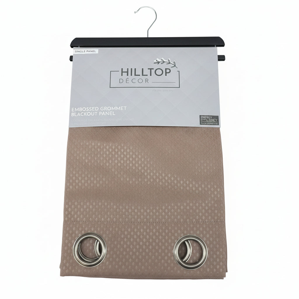 Cortina beige con ojales, vista frontal, ideal para bloquear luz y mejorar privacidad