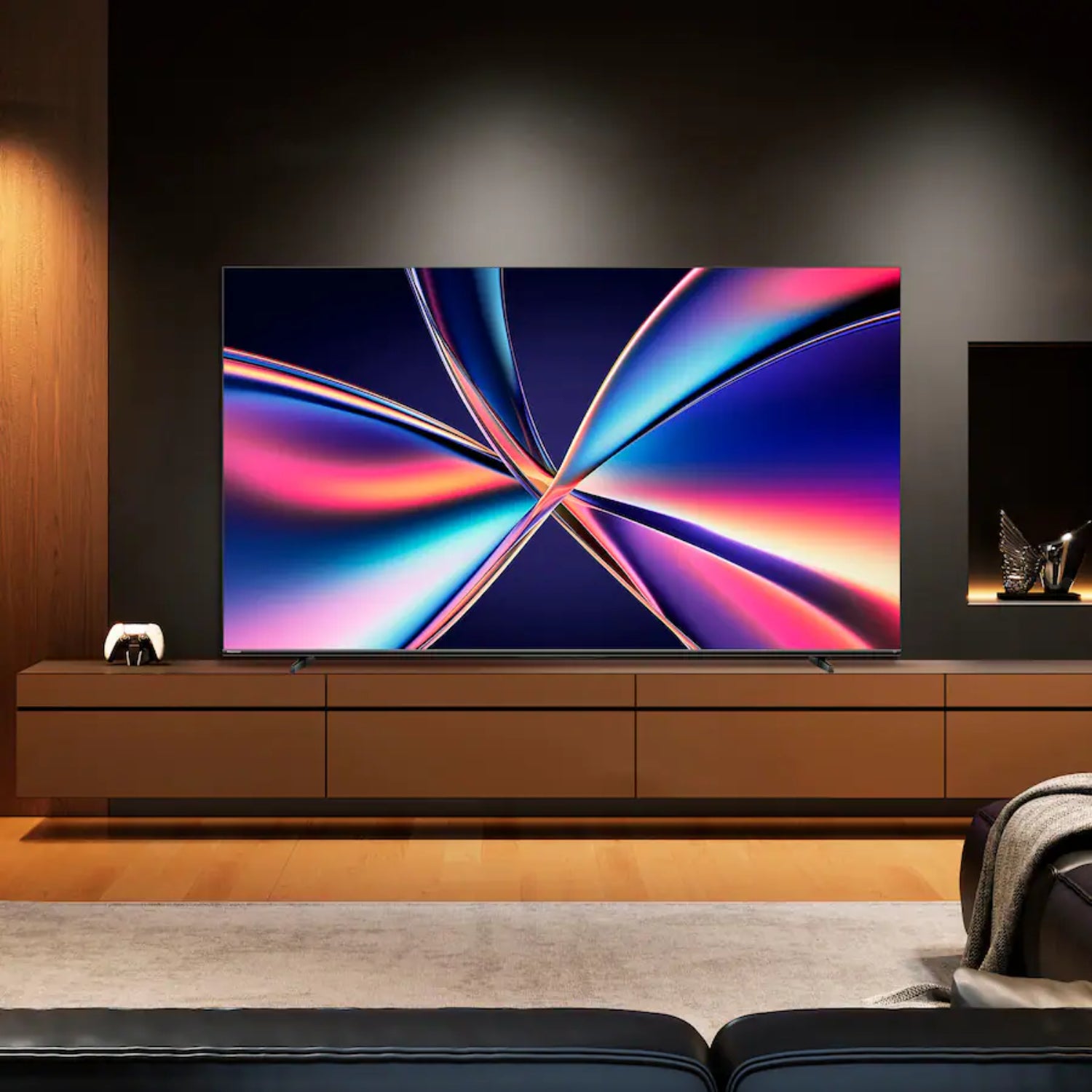 televisor qled Hisense, color negro, vista frontal en sala moderna