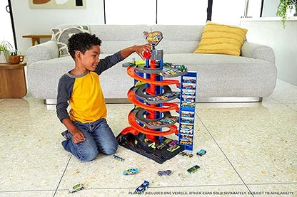Pista de carreras Hot Wheels con niño jugando, colores brillantes y diseño divertido